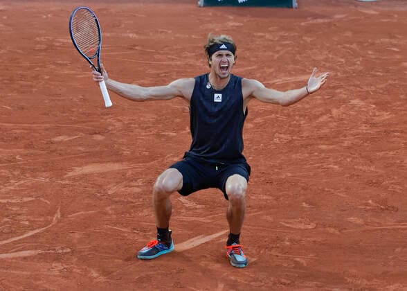 Sport Bilder des Tages French Open 2022, Alexander Zverev jubelt nach seinem Sieg, Jubel, Emotion Tennis - French Open 2022 - Grand Slam ATP, Tennis Herren WTA, Tennis Damen ITF - Roland Garros - Paris - - France - 31 May 2022. Copyright: xJuergenxHasenkopfx