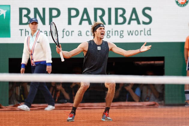 31.05.2022, Tennis, French Open 2022 Roland-Garros, FRA, Paris, Roland Garros Bild: v.l.Alexander Zverev (GER) jubeln jubelt nach Spielende. Copyright: HMBxMedia AntonioxBorga
