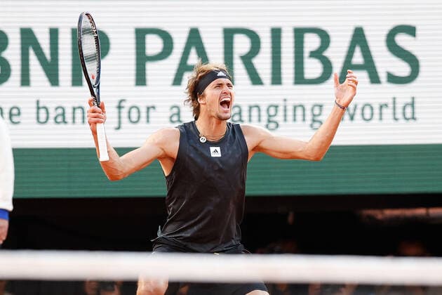 31.05.2022, Tennis, French Open 2022 Roland-Garros, FRA, Paris, Roland Garros Bild: v.l.Alexander Zverev (GER) jubeln jubelt nach Spielende. Copyright: HMBxMedia AntonioxBorga