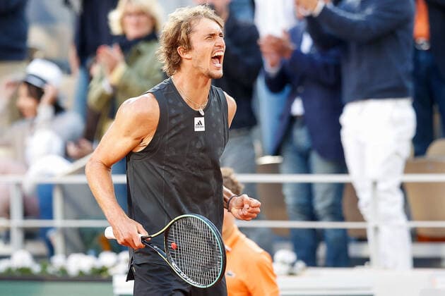 31.05.2022, Tennis, French Open 2022 Roland-Garros, FRA, Paris, Roland Garros Bild: v.l.Alexander Zverev (GER) jubeln jubelt nach Spielende. Copyright: HMBxMedia AntonioxBorga
