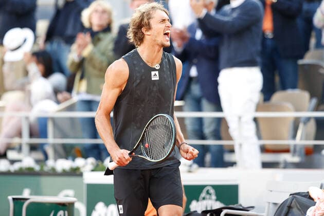 31.05.2022, Tennis, French Open 2022 Roland-Garros, FRA, Paris, Roland Garros Bild: v.l.Alexander Zverev (GER) jubeln jubelt nach Spielende. Copyright: HMBxMedia AntonioxBorga