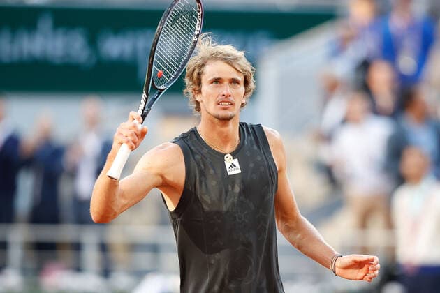 31.05.2022, Tennis, French Open 2022 Roland-Garros, FRA, Paris, Roland Garros Bild: v.l.Alexander Zverev (GER) bedankt sich bei den Fans, bedanken, Dank, ach dem Spiel, after the match bedankt sich bei den Fans, applauds the fans Copyright: HMBxMedia AntonioxBorga