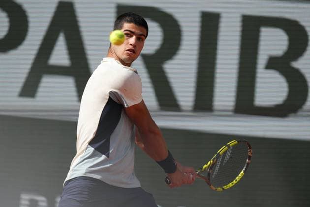 June 1, 2022, PARIS, France: CARLOS ALCARAZ of Spain return the ball to ALEXANDER SVEREV of Germany during the Quarter final of the French Open 2022, Grand Slam tennis tournament at the Roland Garros Stadium - Paris France..Alexander Sverev won : 6:4 6:4 4:6 7:6 PARIS France - ZUMAp119 20220601_zaf_p119_003 Copyright: xPierrexSteveninx