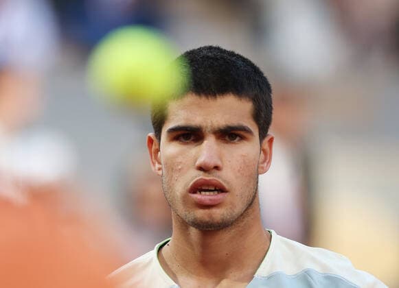 (220601) -- PARIS, June 1, 2022 -- Carlos Alcaraz reacts during the men s singles quarterfinal between Germany s Alexander Zverev and Spain s Carlos Alcaraz at the French Open tennis tournament at Roland Garros in Paris, France, May 31, 2022. ) (SP)FRANCE-PARIS-TENNIS-ROLAND GARROS-FRENCH OPEN-MEN S SINGLES QUARTERFINAL GaoxJing 