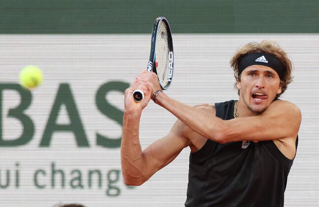(220601) -- PARIS, June 1, 2022 -- Alexander Zverev returns the ball during the men s singles quarterfinal between Germany s Alexander Zverev and Spain s Carlos Alcaraz at the French Open tennis tournament at Roland Garros in Paris, France, May 31, 2022. ) (SP)FRANCE-PARIS-TENNIS-ROLAND GARROS-FRENCH OPEN-MEN S SINGLES QUARTERFINAL GaoxJing 
