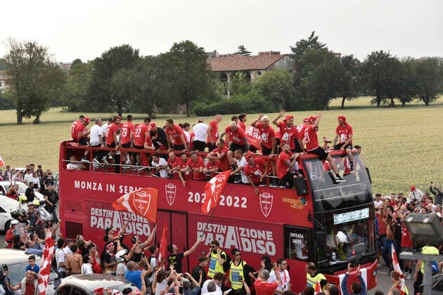 Sport Themen der Woche KW22 Sport Bilder des Tages May 31, 2022, Monza, Lombardia, ITALY: The AC MONZA players thank from the open bus the fans who, after winning the playoffs of the second series of the Italian football championship, will play in Serie A next year. Thousands of people took to the streets to celebrate with their team. AC MONZA was born in 1912 and is the first time they will play next year in the top flight of Italian soccer. Monza ITALY - ZUMAs232 0160370329st Copyright: xErvinxShulkux