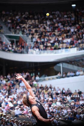 (220601) -- PARIS, June 1, 2022 -- Alexander Zverev serves the ball during the men s singles quarterfinal between Germany s Alexander Zverev and Spain s Carlos Alcaraz at the French Open tennis tournament at Roland Garros in Paris, France, May 31, 2022. ) (SP)FRANCE-PARIS-TENNIS-ROLAND GARROS-FRENCH OPEN-MEN S SINGLES QUARTERFINAL MengxDingbo 