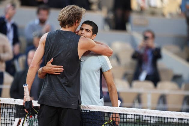 (220601) -- PARIS, June 1, 2022 -- Germany s Alexander Zverev hugs Spain s Carlos Alcaraz after their men s singles quarterfinal at the French Open tennis tournament at Roland Garros in Paris, France, May 31, 2022. ) (SP)FRANCE-PARIS-TENNIS-ROLAND GARROS-FRENCH OPEN-MEN S SINGLES QUARTERFINAL GaoxJing 