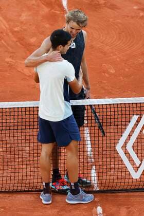 French Open 2022, Carlos Alcaraz (ESP) gratuliert dem Sieger Alexander Zverev . Tennis - French Open 2022 - Grand Slam ATP, Tennis Herren WTA, Tennis Damen ITF - Roland Garros - Paris - - France - 31 May 2022. Copyright: xJuergenxHasenkopfx