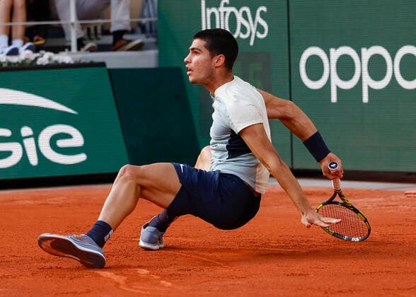 French Open 2022, Carlos Alcaraz (ESP) rutscht aus und stuerzt zu Boden Copyright: xJuergenxHasenkopfx
