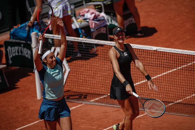 Caroline GARCIA (FRA) et Kristina MLADENOVIC (FRA) contre Yifan XU (CHN) et Zhaoxuan YANG (CHN) TENNIS : Roland Garros 2022 - Double Dames - 1 4 de finale - 01 06 2022 AurelienMorissard Panoramic 