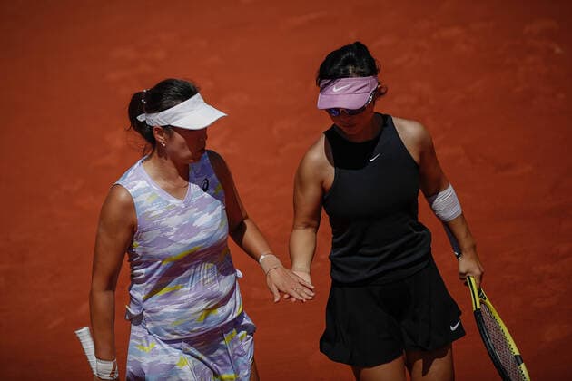 Yifan XU (CHN) et Zhaoxuan YANG (CHN) contre Caroline GARCIA (FRA) et Kristina MLADENOVIC (FRA) TENNIS : Roland Garros 2022 - Double Dames - 1 4 de finale - 01 06 2022 AurelienMorissard Panoramic 