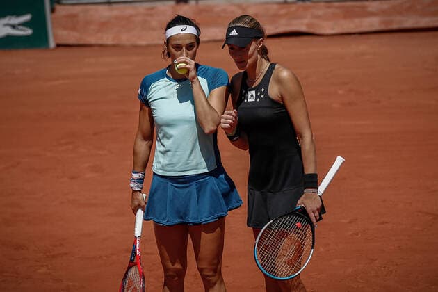 Caroline GARCIA (FRA) et Kristina MLADENOVIC (FRA) contre Yifan XU (CHN) et Zhaoxuan YANG (CHN) TENNIS : Roland Garros 2022 - Double Dames - 1 4 de finale - 01 06 2022 AurelienMorissard Panoramic 