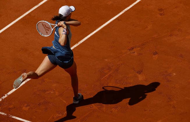 Mandatory Credit: Photo by Ella Ling Shutterstock (12959948v) Iga Swiatek of Poland in action French Open Tennis, Day 11, Roland Garros, Paris, France - 01 Jun 2022 French Open Tennis, Day 11, Roland Garros, Paris, France - 01 Jun 2022  Copyright: xEllaxLing Shutterstockx 12959948v