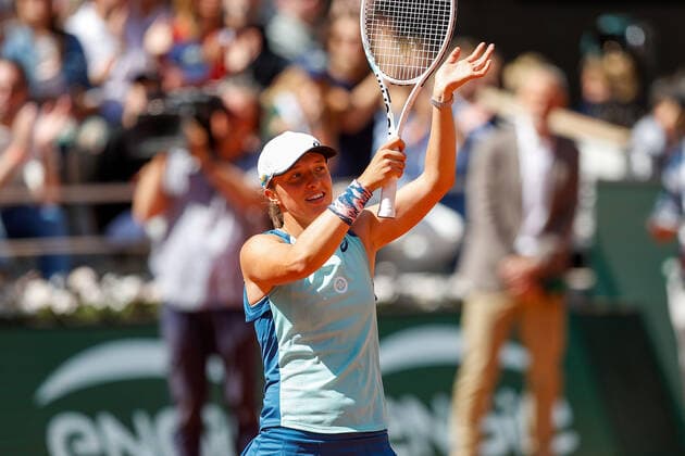 Sport Bilder des Tages 01.06.2022, Tennis, French Open 2022 Roland-Garros, FRA, Paris, Roland Garros Bild: v.l. Iga Swiatek (POL) jubelt, bedankt sich bei den Fans, bedanken, Dank, nach dem Spiel, after the match bedankt sich bei den Fans, applauds the fans Copyright: HMBxMedia AntonioxBorga