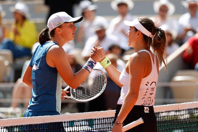 French Open 2022, Jessica Pegula gratuliert der Siegerin Iga Swiatek Tennis - French Open 2022 - Grand Slam ATP, Tennis Herren WTA, Tennis Damen ITF - Roland Garros - Paris - - France - 1 June 2022. Copyright: xJuergenxHasenkopfx