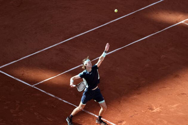 Sport Bilder des Tages Russian Andrey Rublev plays against Marin Cilic of Bosnia-Herzegovina during their French Open tennis quarter final match at Roland Garros near Paris, France, on Wednesday, June 1, 2022.  PAR20220601137 MAYAxVIDON-WHITE
