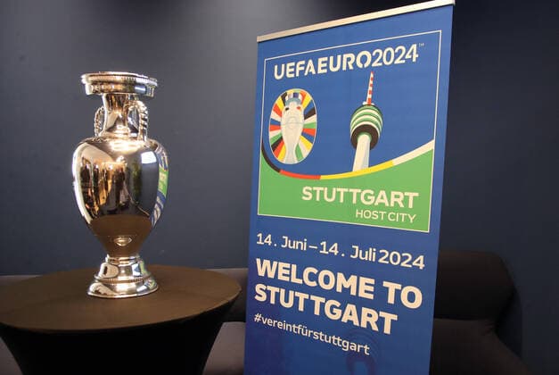 01.06.22 Fussball UEFA EM Euro 2024 Kick-Off Veranstaltung Stuttgart Deutschland, Stuttgart, 01.06.2022, Fussball, UEFA EM Euro 2024 Kick-Off Veranstaltung Stuttgart: EM Pokal Trophäe.