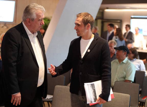 01.06.22 Fussball UEFA EM Euro 2024 Kick-Off Veranstaltung Stuttgart Deutschland, Stuttgart, 01.06.2022, Fussball, UEFA EM Euro 2024 Kick-Off Veranstaltung Stuttgart: v.l. Peter Frymuth (Vize-Präsident DFB), Philipp Lahm (Turnierdirektor).
