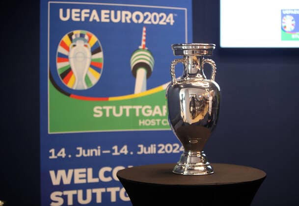 01.06.22 Fussball UEFA EM Euro 2024 Kick-Off Veranstaltung Stuttgart Deutschland, Stuttgart, 01.06.2022, Fussball, UEFA EM Euro 2024 Kick-Off Veranstaltung Stuttgart: EM Pokal Trophäe.