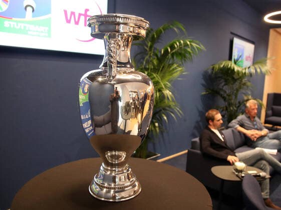 01.06.22 Fussball UEFA EM Euro 2024 Kick-Off Veranstaltung Stuttgart Deutschland, Stuttgart, 01.06.2022, Fussball, UEFA EM Euro 2024 Kick-Off Veranstaltung Stuttgart: EM Pokal Trophäe.