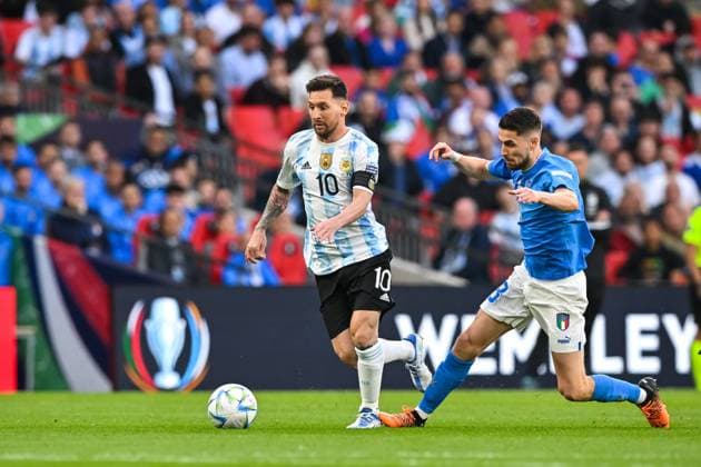 London, England, June 1st 2022: Lionel Messi (10 Argentina) and Jorginho (8 Italy) battle for the ball (duel) during the UEFA CONMEBOL Finalissima 2022 football match between Italy and Argentina at Wembley Stadium in London, England. Cristiano Mazzi SPP Italy v Argentina - UEFA CONMEBOL Finalissima 2022 - Wembley Stadium 