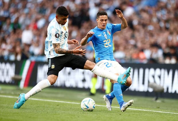Mandatory Credit: Photo by James Marsh Shutterstock (12964971u) Cristian Romero of Argentina and Giacomo Raspadori of Italy. Argentina v Italy, UEFA Finalissima 2022, Football, Wembley Stadium, London, UK - 01 Jun 2022 Argentina v Italy, UEFA Finalissima 2022, Football, Wembley Stadium, London, UK - 01 Jun 2022 Copyright: xJamesxMarsh Shutterstockx 12964971u