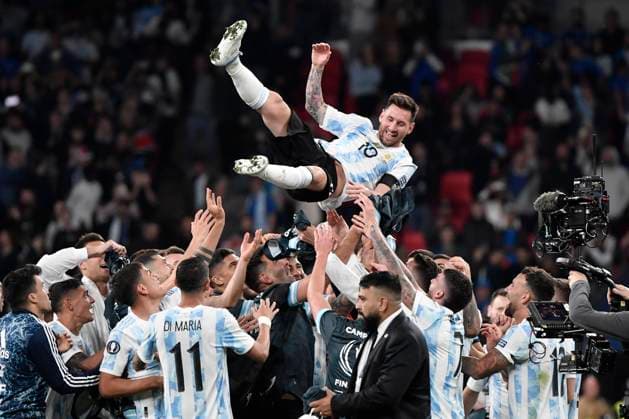 Sport Themen der Woche KW22 Lionel Messi of Argentina celebrates the victory with team mate after the victory of the Finalissima trophy 2022 football match between Italy and Argentina at Wembley stadium in London, England, June 1st, 2022. Photo Andrea Staccioli Insidefoto AndreaxStaccioli