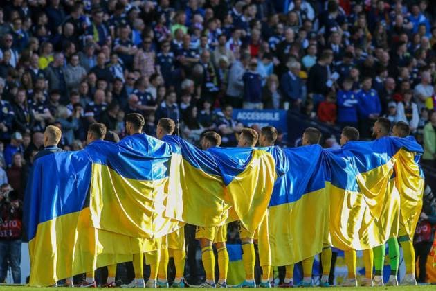 Sport Themen der Woche KW22 Sport Bilder des Tages Scotland v Ukraine UEFA Nations League 01 06 2022. Play Off A poignant moment as the Ukraine players wrap their Country s flag around them for the National Anthem during the the FIFA World Cup, WM, Weltmeisterschaft, Fussball Qualifier playoff between Scotland and Ukraine at Hampden Park, Glasgow, United Kingdom on 1 June 2022. Hampden Park The National Stadium Glasgow Scotland Editorial use only , Copyright: xColinxPoultneyx PSI-15362-0086