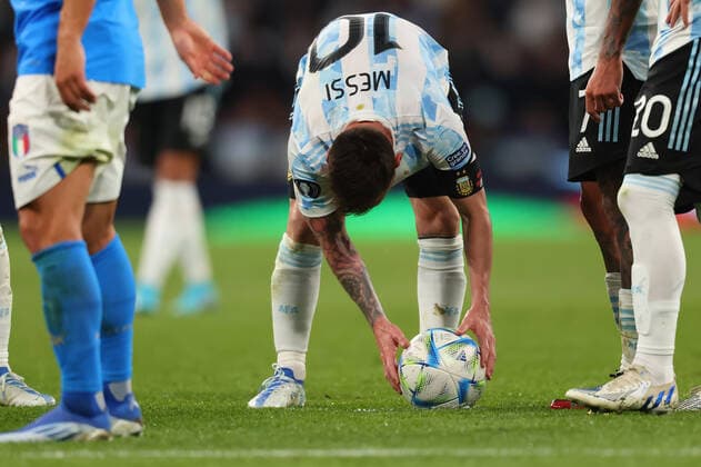 1st June 2022; Wembley Stadium, London, England : CONBEMOL-UEFA CHAMPIONS CUP - FINALISSIMA, Italy versus Argentina: Lionel Messi of Argentina prepares to take a free kick  ActionPlus12395907 ShaunxBrooks