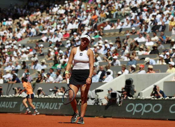 (220601) -- PARIS, June 1, 2022 -- Jessica Pegula of the United States reacts during the women s singles quarterfinal against Iga Swiatek of Poland at the French Open tennis tournament at Roland Garros in Paris, France, June 1, 2022. ) (SP)FRANCE-PARIS-TENNIS-ROLAND GARROS-FRENCH OPEN-WOMEN S SINGLES QUARTERFINAL GaoxJing 