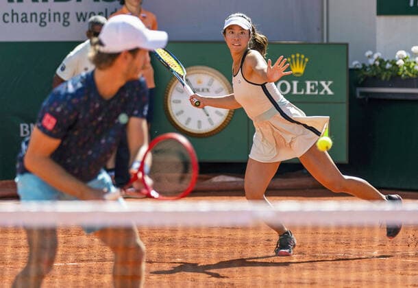 Tennis: French Open Japan s Ena Shibahara (R) plays a shot during her mixed doubles semifinal match with Dutch partner Wesley Koolhof against Canada s Gabriela Dabrowski and Australia s John Peers at the French Open tennis tournament in Paris on June 1, 2022.  A14AA0001296083P