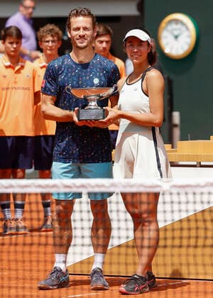 French Open 2022, Wesley Koolhof und Ena Shibahara mit Pokal, Trophäe, Mixed Doubles, Siegerehrung, Praesentation Tennis - French Open 2022 - Grand Slam ATP, Tennis Herren WTA, Tennis Damen ITF - Roland Garros - Paris - - France - 2 June 2022. Copyright: xJuergenxHasenkopfx