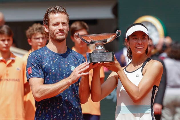 French Open 2022, Wesley Koolhof und Ena Shibahara mit Pokal, Trophäe, Mixed Doubles, Siegerehrung, Praesentation Tennis - French Open 2022 - Grand Slam ATP, Tennis Herren WTA, Tennis Damen ITF - Roland Garros - Paris - - France - 2 June 2022. Copyright: xJuergenxHasenkopfx