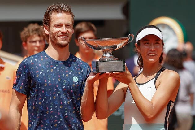 French Open 2022, Wesley Koolhof und Ena Shibahara mit Pokal, Trophäe, Mixed Doubles, Siegerehrung, Praesentation Tennis - French Open 2022 - Grand Slam ATP, Tennis Herren WTA, Tennis Damen ITF - Roland Garros - Paris - - France - 2 June 2022. Copyright: xJuergenxHasenkopfx