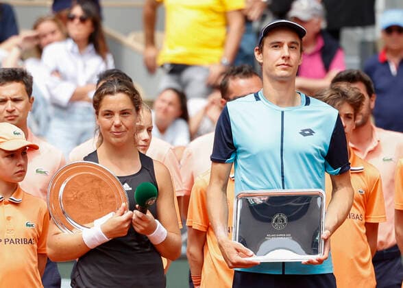 French Open 2022, Finalisten Ulrikke Eikeri und Joran Vliegen mit Schale, Mixed Doubles, Siegerehrung, Praesentation Tennis - French Open 2022 - Grand Slam ATP, Tennis Herren WTA, Tennis Damen ITF - Roland Garros - Paris - - France - 2 June 2022. Copyright: xJuergenxHasenkopfx
