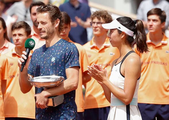 French Open 2022, Wesley Koolhof und Ena Shibahara mit Pokal, Trophäe, Mixed Doubles, Siegerehrung, Praesentation Tennis - French Open 2022 - Grand Slam ATP, Tennis Herren WTA, Tennis Damen ITF - Roland Garros - Paris - - France - 2 June 2022. Copyright: xJuergenxHasenkopfx