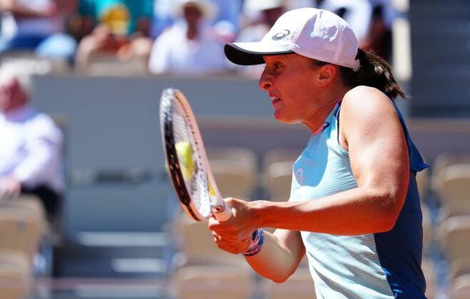 Mandatory Credit: Photo by Javier Garcia Shutterstock (12960006c) Iga Swiatek in semi final action French Open Tennis, Day 12, Roland Garros, Paris, France - 02 Jun 2022 French Open Tennis, Day 12, Roland Garros, Paris, France - 02 Jun 2022  Copyright: xJavierxGarcia Shutterstockx 12960006c