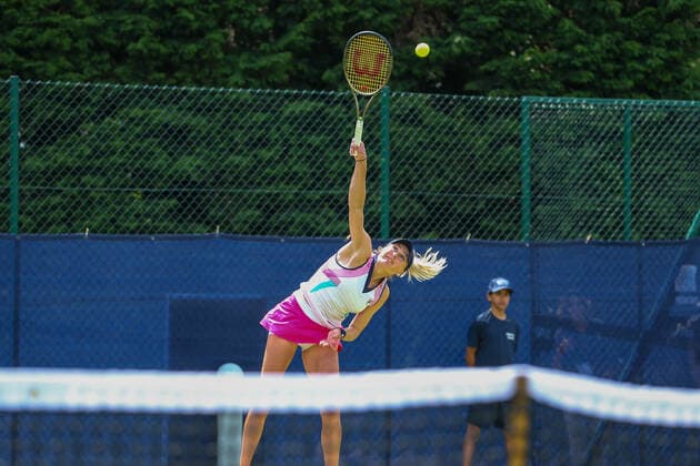 Sport Bilder des Tages 2nd June 2022; Surbiton Racket &amp; Fitness Club, Surbiton, London, England: Surbiton Trophy Tennis tournament: Kateryna Baindl (UKR) serves to Sabine Lisicki (GER)  ActionPlus12395963 KatiexChan