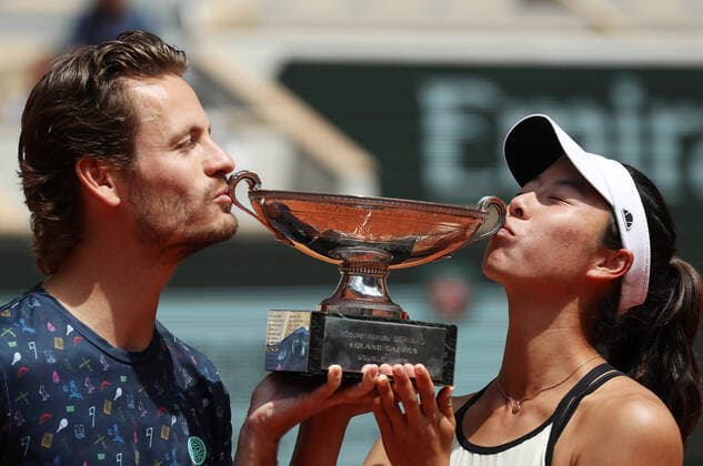 (220602) -- PARIS, June 2, 2022 -- Shibahara Ena of Japan (R) Wesley Koolhof of the Netherlands kiss the trophy after the mixed doubles final against Ulrikke Eikeri of Norway Joran Vliegen of Belgium at the French Open tennis tournament at Roland Garros in Paris, France, June 2, 2022. ) (SP)FRANCE-PARIS-TENNIS-ROLAND GARROS-FRENCH OPEN-MIXED DOUBLES FINAL GaoxJing 