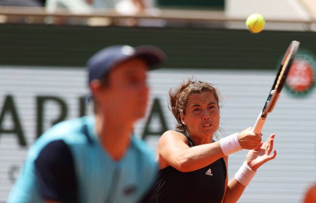 (220602) -- PARIS, June 2, 2022 -- Ulrikke Eikeri of Norway (R) Joran Vliegen of Belgium compete during the mixed doubles final against Shibahara Ena of Japan Wesley Koolhof of the Netherlands at the French Open tennis tournament at Roland Garros in Paris, France, June 2, 2022. ) (SP)FRANCE-PARIS-TENNIS-ROLAND GARROS-FRENCH OPEN-MIXED DOUBLES FINAL GaoxJing 