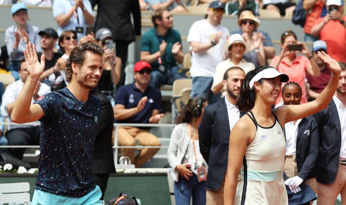 (220602) -- PARIS, June 2, 2022 -- Shibahara Ena of Japan (front R) Wesley Koolhof of the Netherlands greet spectators after the mixed doubles final against Ulrikke Eikeri of Norway Joran Vliegen of Belgium at the French Open tennis tournament at Roland Garros in Paris, France, June 2, 2022. ) (SP)FRANCE-PARIS-TENNIS-ROLAND GARROS-FRENCH OPEN-MIXED DOUBLES FINAL GaoxJing 