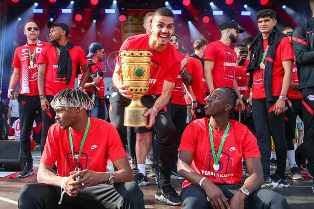 RB Leipzig feiert Pokalsieg 22.05.2022 Leipzig, 22.05.2022, Siegeszug, Fussball, Pokalsieg. , Die Mannschaft von RB Leipzig, DFB Pokalsieger 2022, feiert mit den Fans den gestrigen Sieg. Im Bild: Andre Silva (mi., RB Leipzig) mit Pokal Trophäe ,