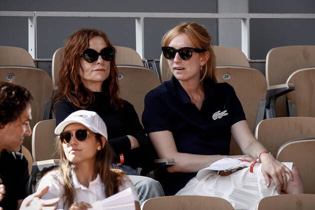 Sport Bilder des Tages Isabelle Huppert et Lolita Chammah assistent a la Demi-finale Dames entre Coco GAUFF (USA) et Martina TREVISAN (ITA) TENNIS : Roland Garros 2022 - 02 06 2022 AurelienMorissard Panoramic 