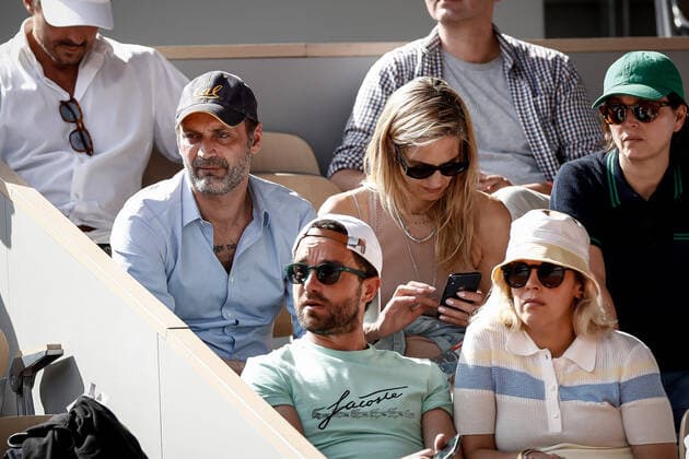 Augustin Trapenard et Delphine Delafon assistent a la Demi-finale Dames entre Coco GAUFF (USA) et Martina TREVISAN (ITA) TENNIS : Roland Garros 2022 - 02 06 2022 AurelienMorissard Panoramic 