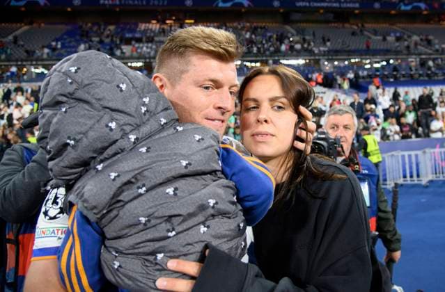 Toni KROOS (Real) mit Ehefrau Jessica und Baby, Fussball Champions League Finale 2022, Liverpool FC (LFC) - Real Madrid (Real) 0:1, am 28.05.2022 in Paris Frankreich. Â