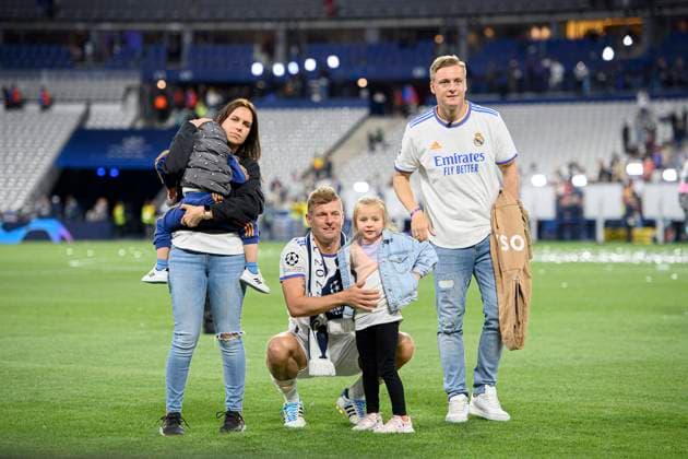 Toni KROOS (Real) mit Familie Ehefrau Jessica, Baby, Kinder, Bruder Felix KROOS r. Fussball Champions League Finale 2022, Liverpool FC (LFC) - Real Madrid (Real) 0:1, am 28.05.2022 in Paris Frankreich. Â