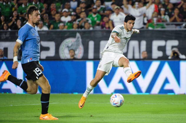 Raul Jimenez (R) of Mexico vies for the ball with Sebastian Coates of Uruguay during an International Friendly, Länderspiel, Nationalmannschaft soccer match between the national teams of Mexico and Uruguay at the Phoenix University stadium in Glendale, USA, 02 June 2022. Mexico vs. Uruguay !ACHTUNG: NUR REDAKTIONELLE NUTZUNG!  Copyright: xMaxxSimbronx AME4343 20220603-84a7345eda1319f85e2371b593600a04d98c6ec9