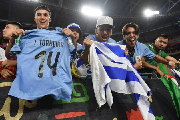 Fans of Uruguay pose during an International Friendly, Länderspiel, Nationalmannschaft soccer match between the national teams of Mexico and Uruguay at the Phoenix University stadium in Glendale, USA, 02 June 2022. Mexico vs. Uruguay !ACHTUNG: NUR REDAKTIONELLE NUTZUNG!  Copyright: xMaxxSimbronx AME4339 20220603-d40a98773de2254739b1268b845920b9a135804b