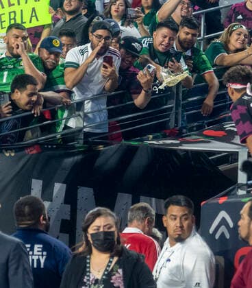 June 2, 2022, Glendale, Arizona, USA: Mexico fans boo and dump alcohol on the Mexico coaches after losing the game against Uruguay Thursday, June 02, 2022, at State Farm Stadium in Glendale, Arizona. Mexico lost 0-3 against Uruguay in the Mexico U.S. Tour. Glendale USA - ZUMAb166 20220602_zap_b166_005 Copyright: xJeffxBrownx